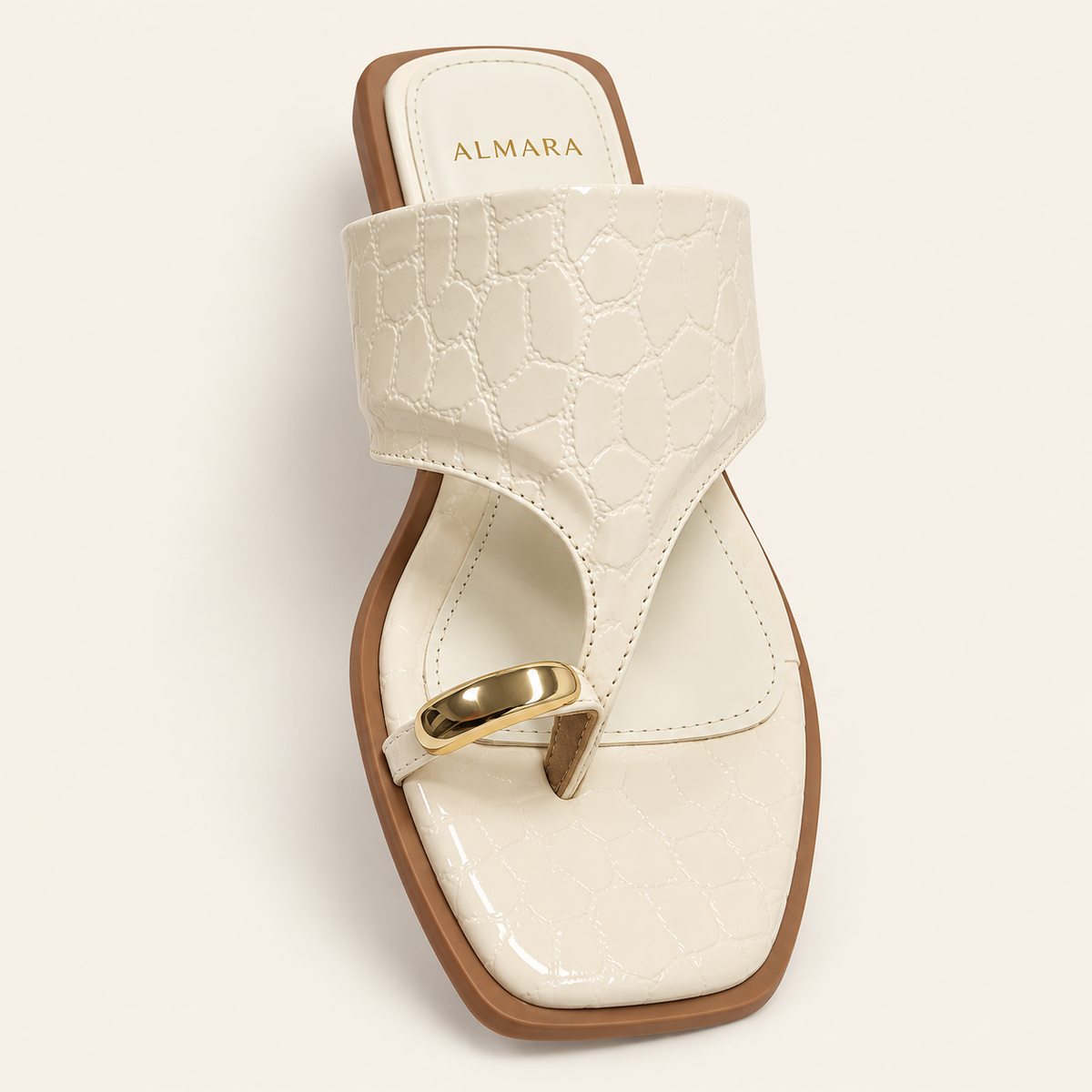 Sandalias planas Nara con detalle metálico dorado