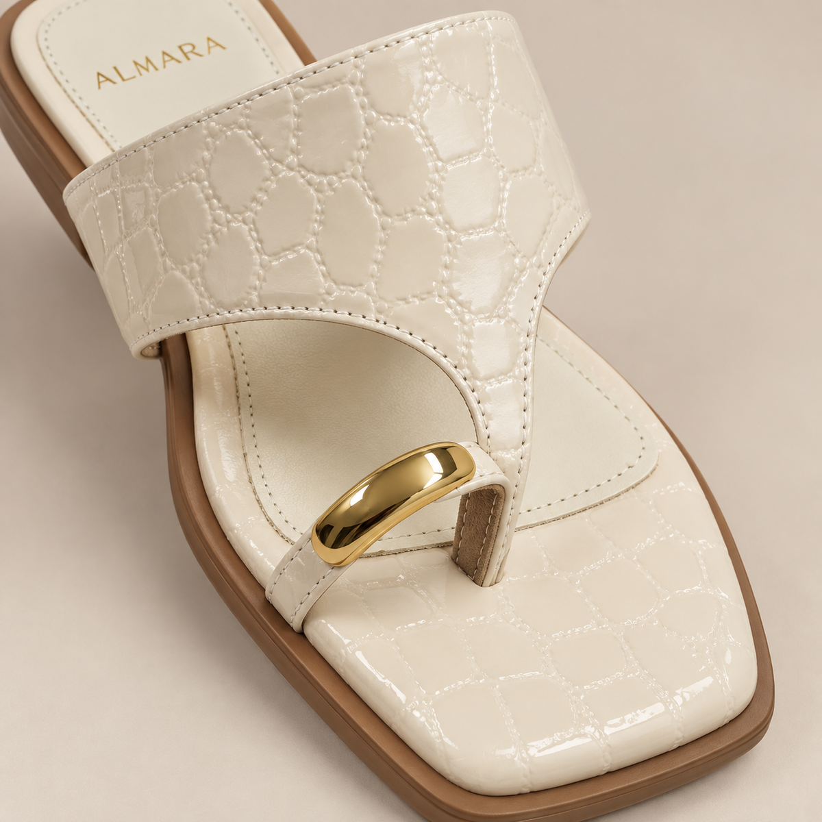 Sandalias planas Nara con detalle metálico dorado